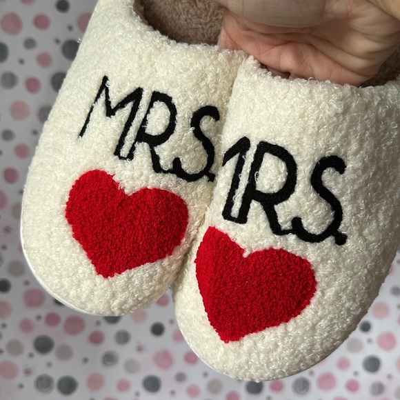 Mrs Slippers - Picture 1 of 5